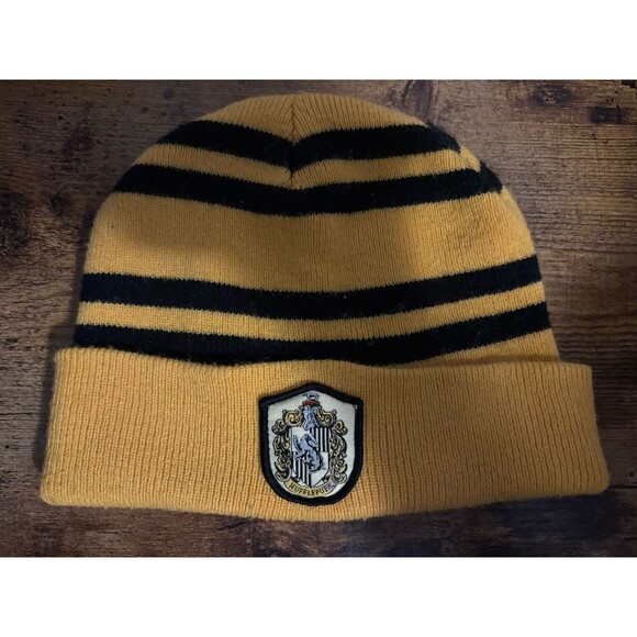 Harry Potter Beanie Hufflepuff Crest Logo Wizarding World Hogwarts - Picture 1 of 2